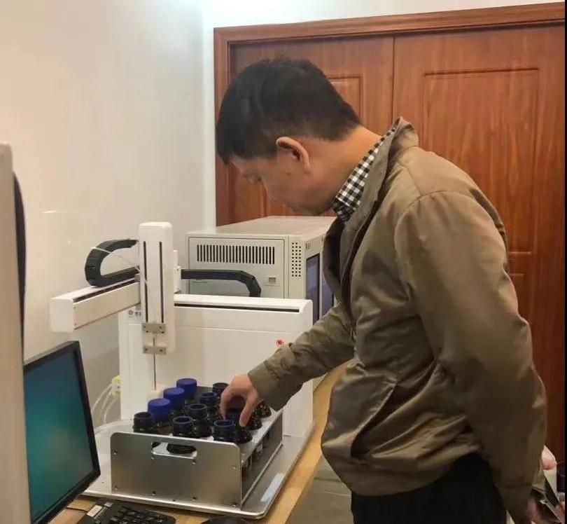 新品亮相丨深圳市生态环境监站领导莅临朗石考察实验室水样自动测试系统