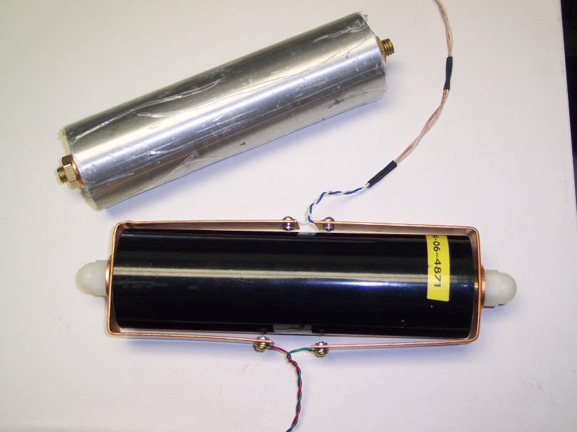 图2 固定装置中的电池与电池代用品.png